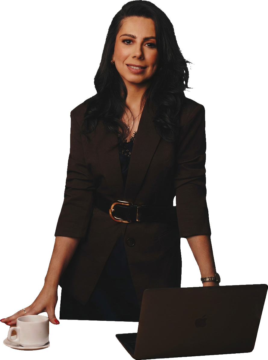 Dra. Aline Silveira Madrid em sua mesa de trabalho